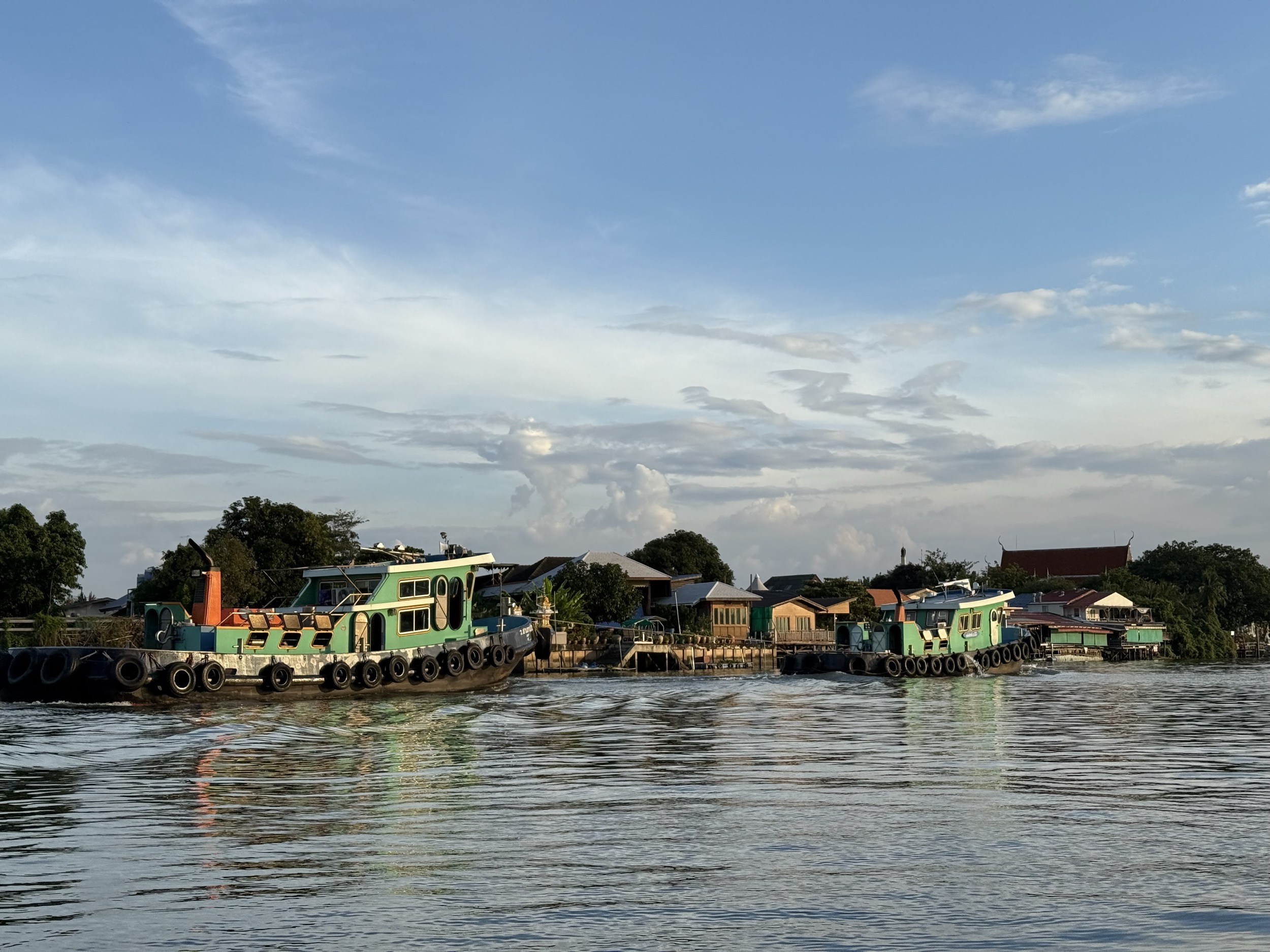 Bateaux remorqueurs sur le fleuve de Chao Phraya