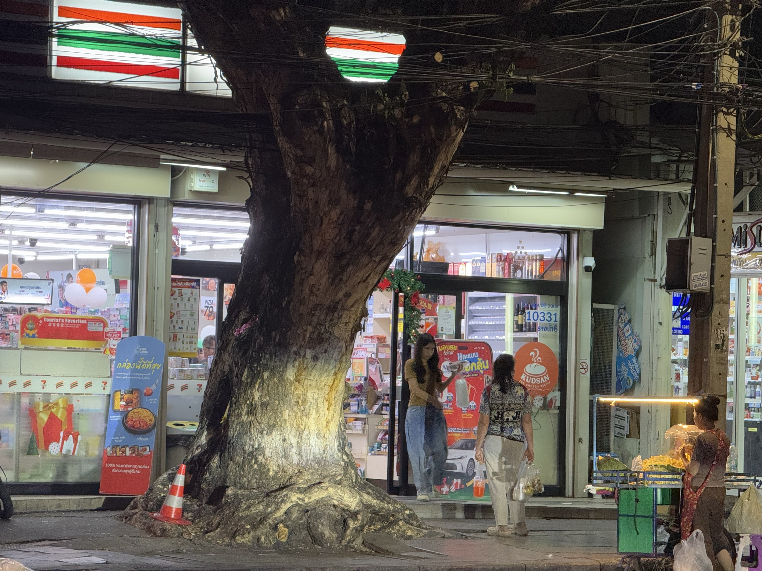 scène de rue à Bangkok, la sortie d’un 7/11