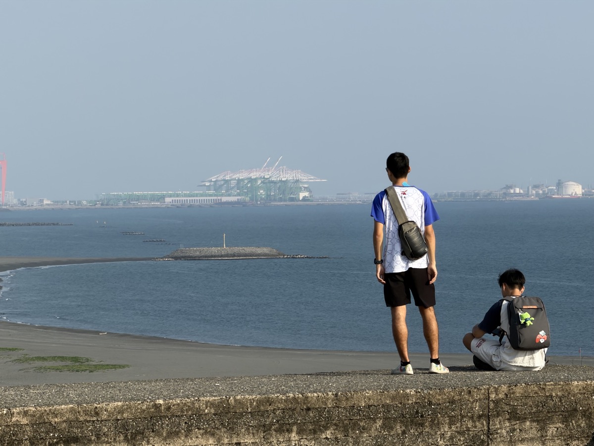 Vue sur le port de Kaohsiung depuis le fort de Cihou sur l’île de Cijin