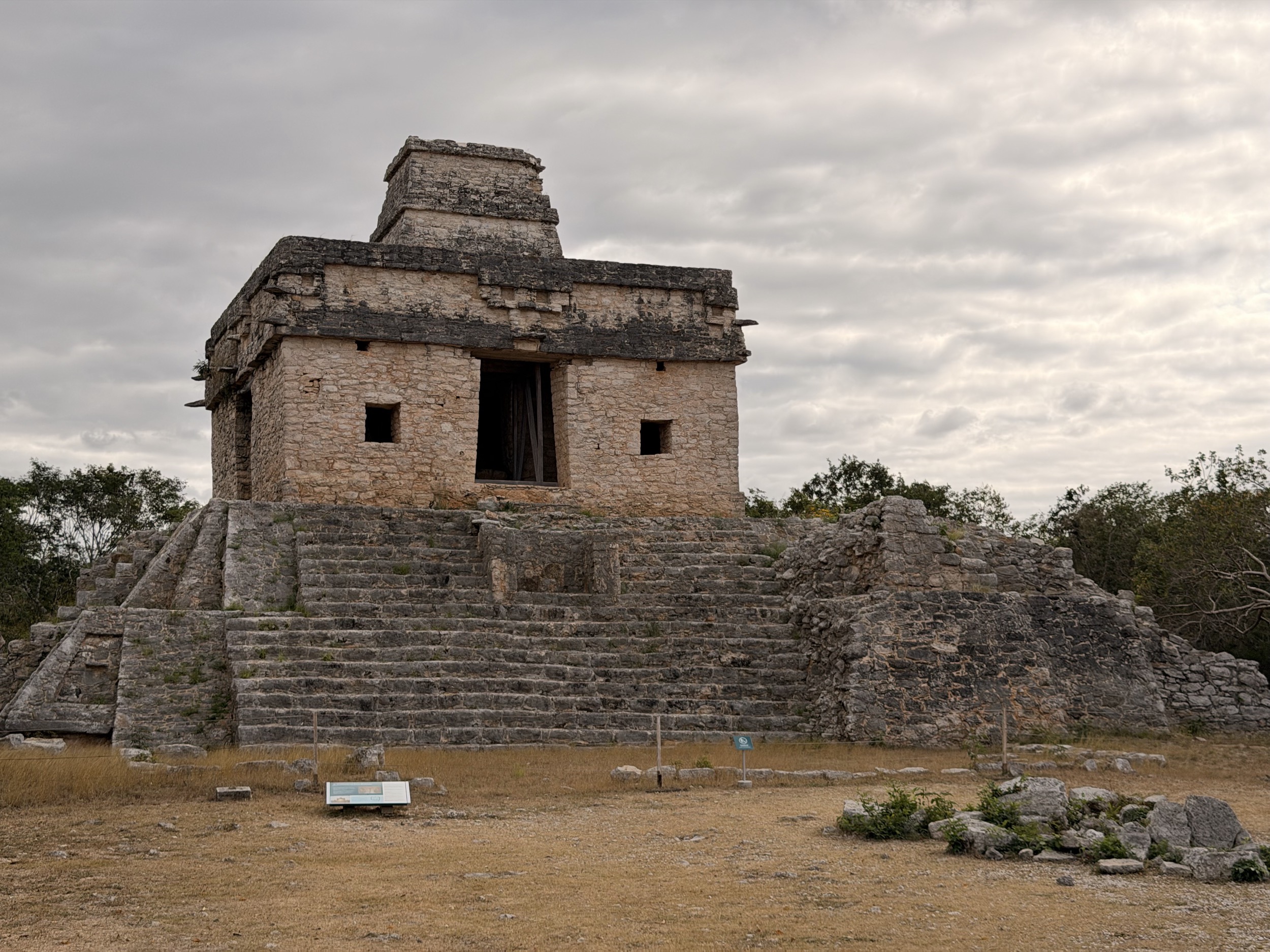 Le temple aux 7 poupées sur le site archéologique de Dzibilchaltún