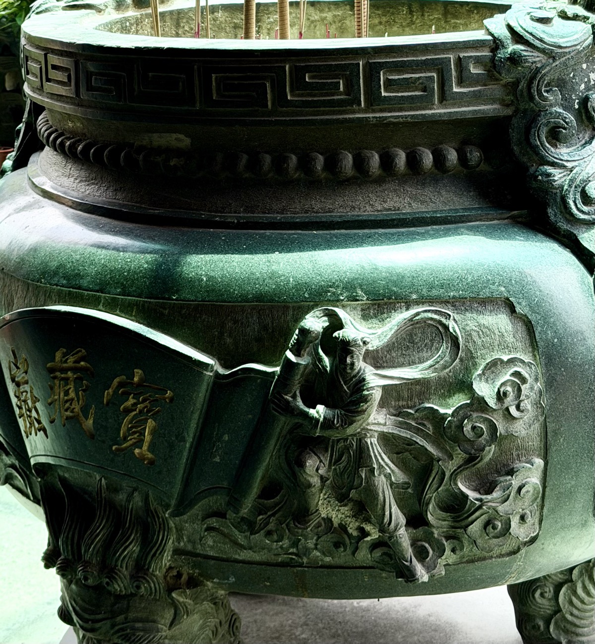 Photo d’un vase où les gens posent des bâtons d’encens dans le temple du village « Treasure Hill »