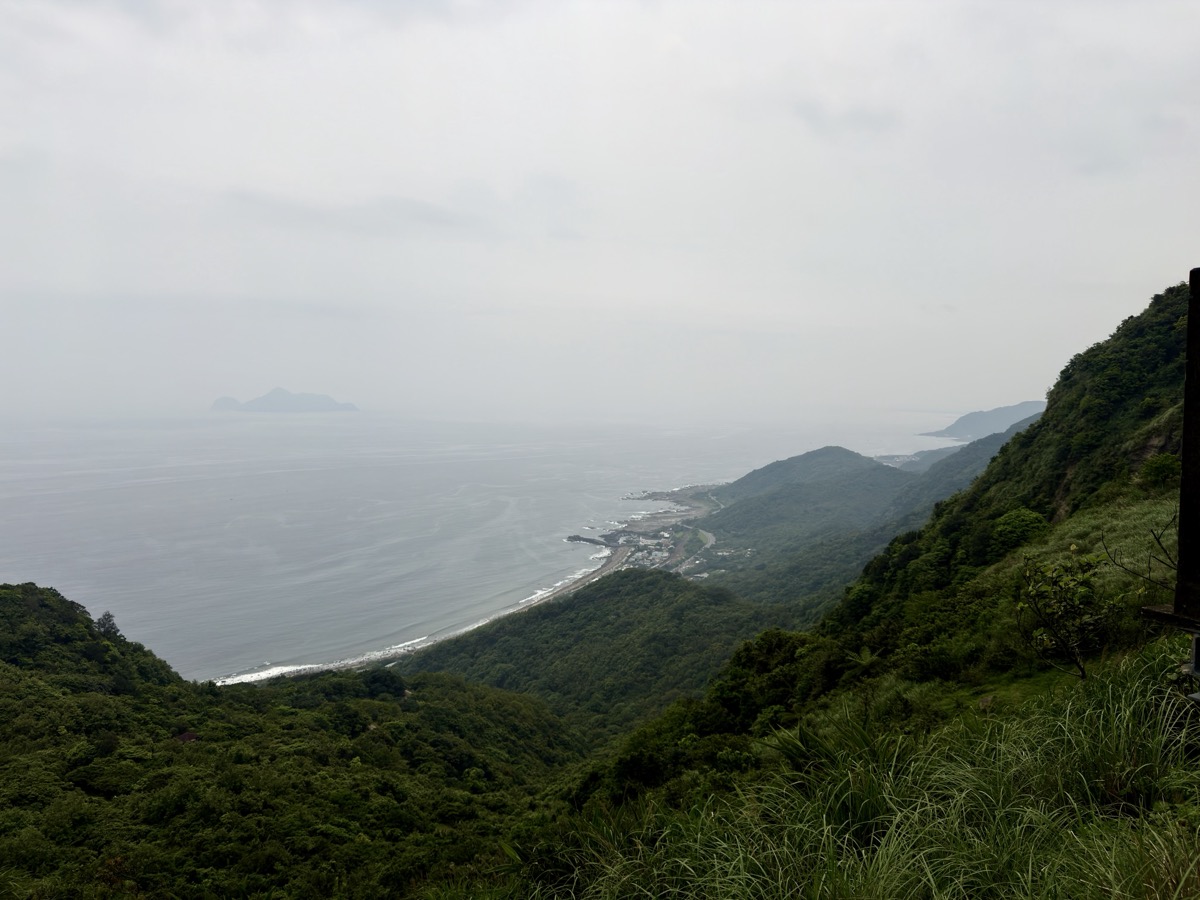 Vue de la côte est de Taïwan depuis le sentier de randonnée de Caoling