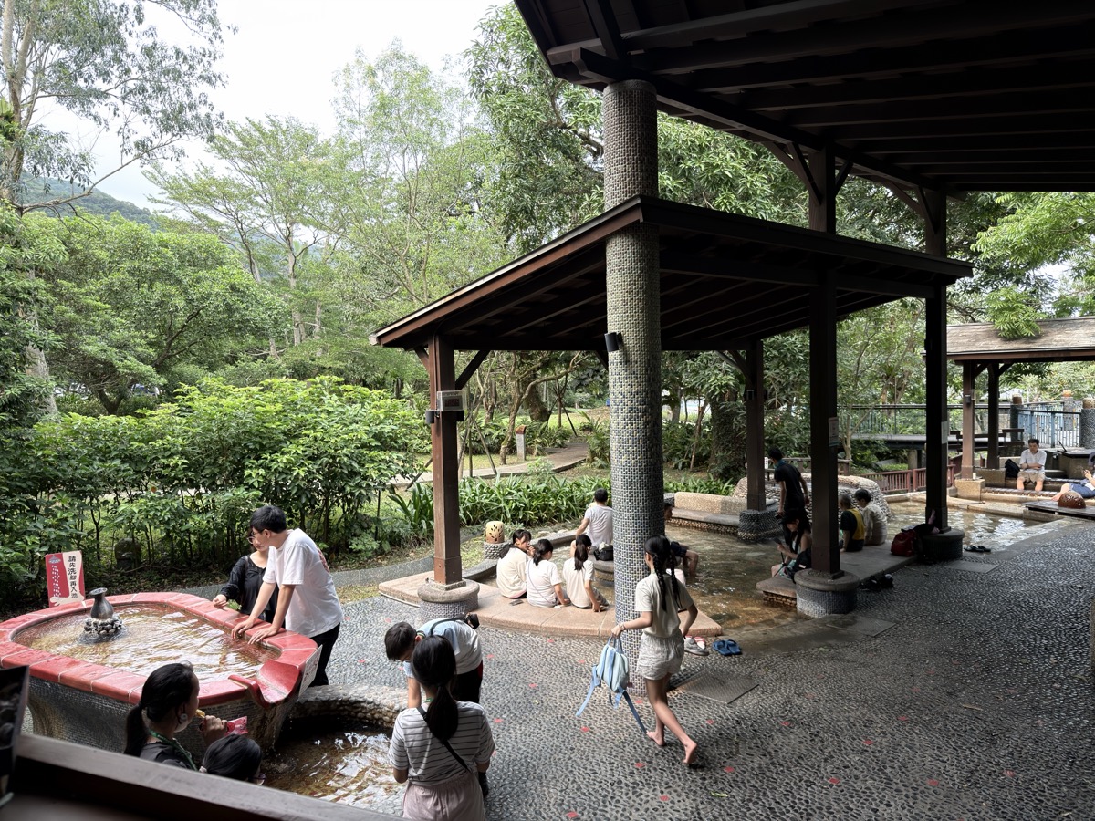 Un bain communal dans un parc de Jiaoxi