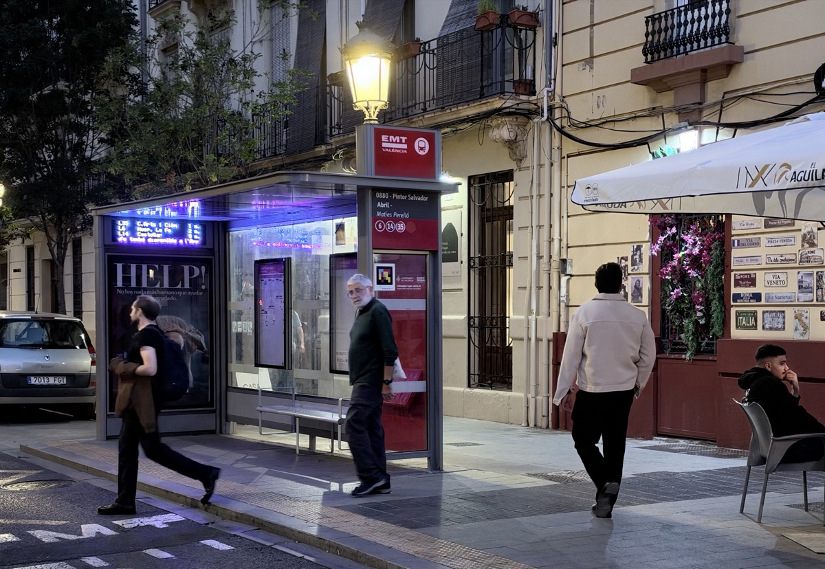 Dans les rues de Valence à la tombée de la nuit dans le quartier de Russafa