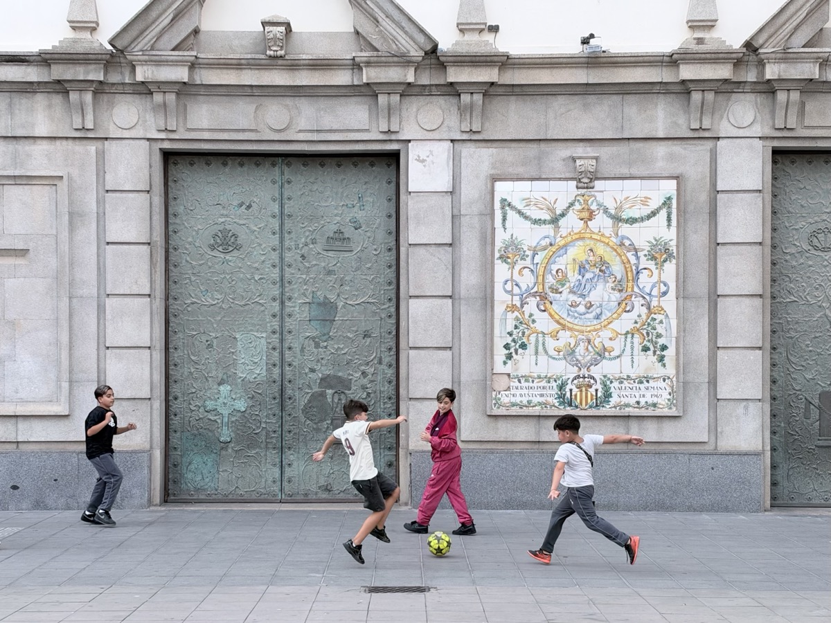 Des enfants jouant au foot dans le quartier de El Cabanyal