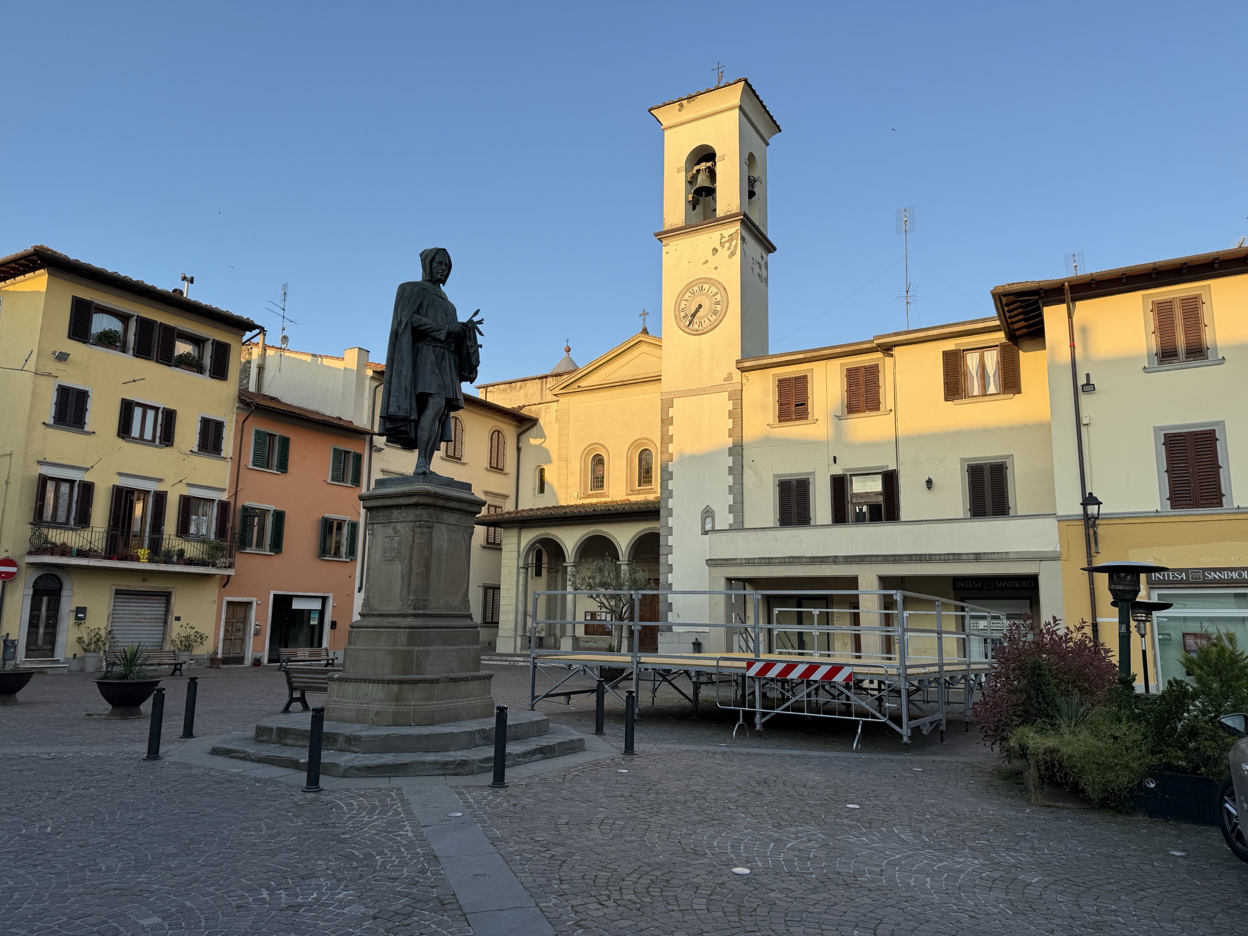 La place du village de Vicchio avec la statue de Giotto