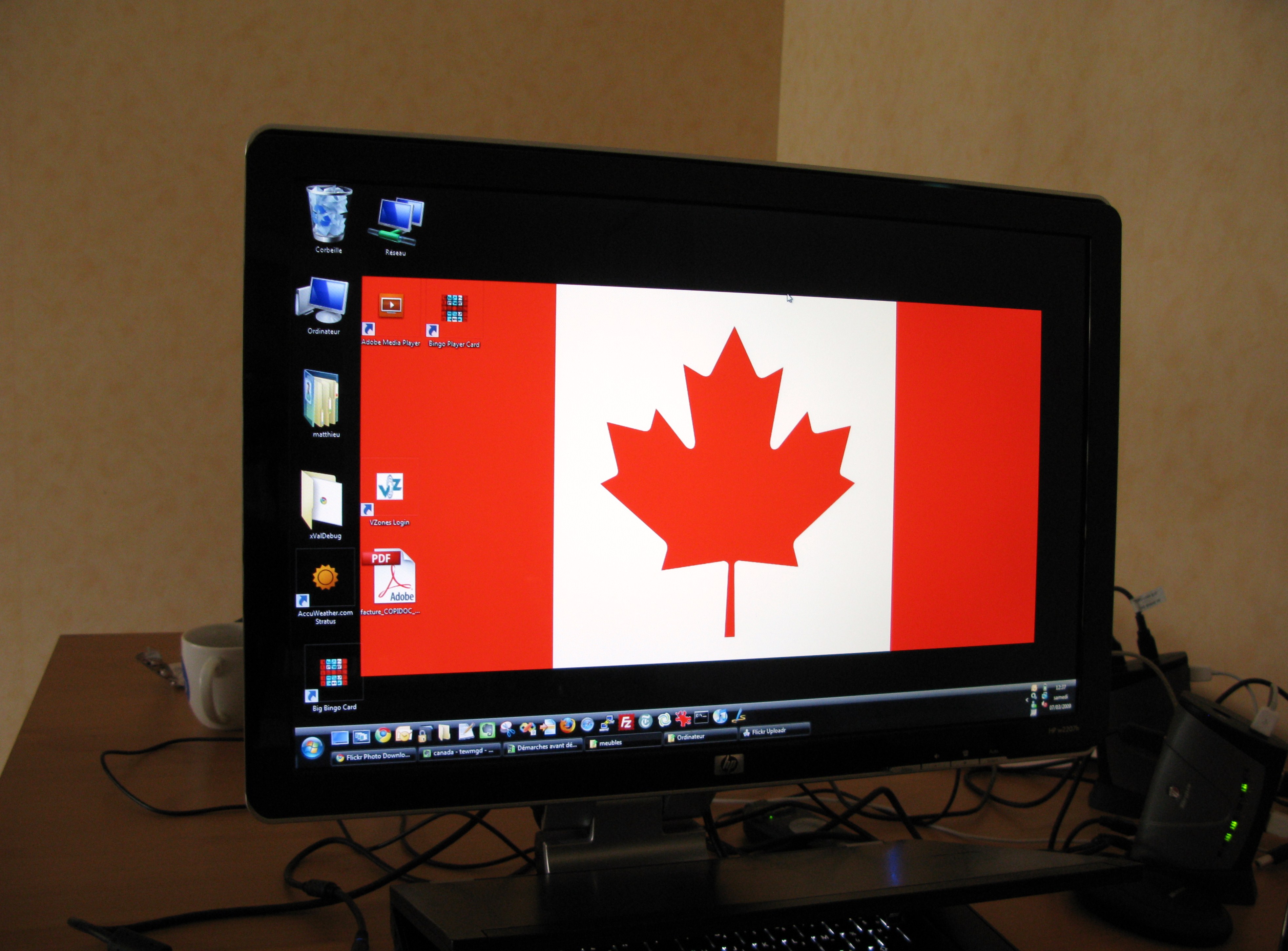 l'image de fond avec le drapeau canadien
